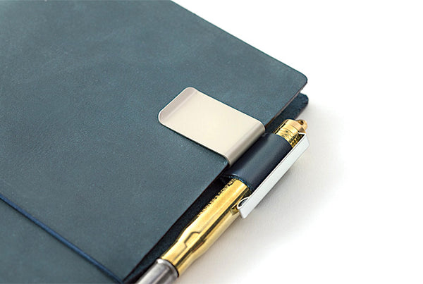 TRAVELER'S COMPANY - Stifthalter aus Leder und Metall 016 | Blau