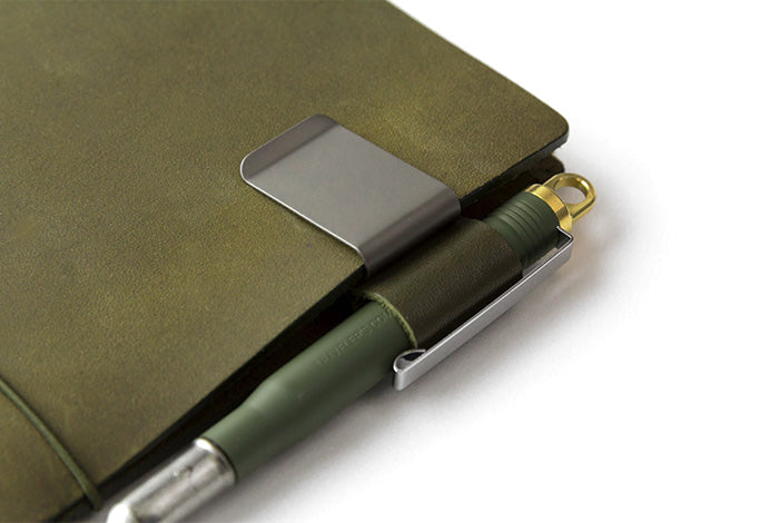 TRAVELER'S COMPANY - Stifthalter aus Leder und Metall 016 | oliv