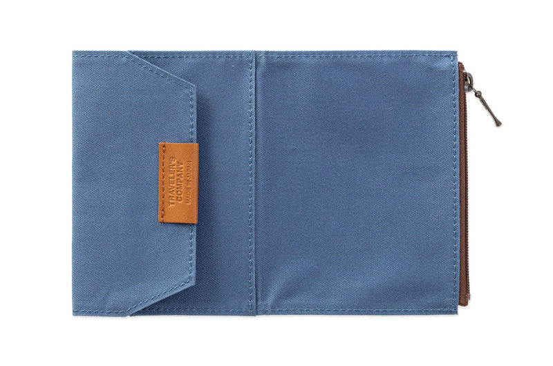 TRAVELER'S COMPANY - Baumwoll-Reissverschlusstasche blau in Reisepassgrösse Handmade in Japan