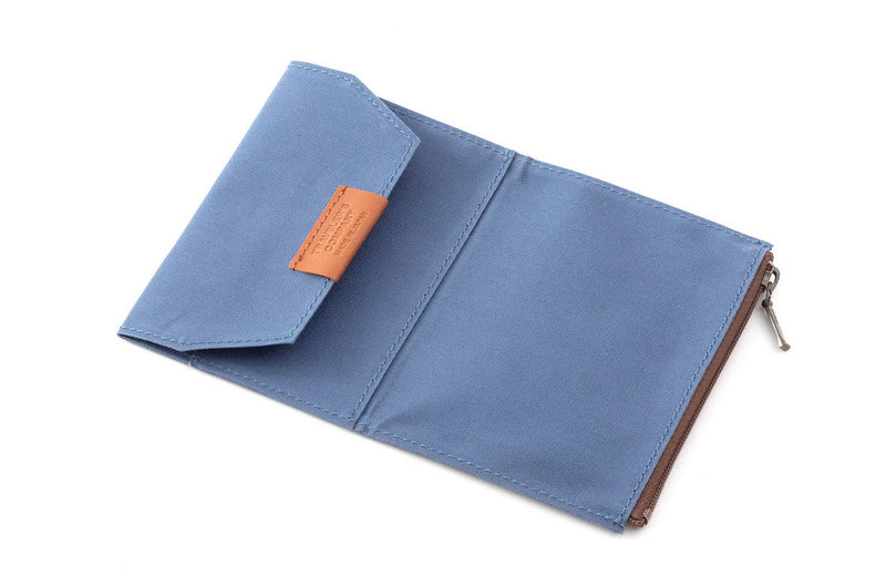 TRAVELER'S COMPANY - Baumwoll-Reissverschlusstasche blau in Reisepassgrösse Handmade in Japan