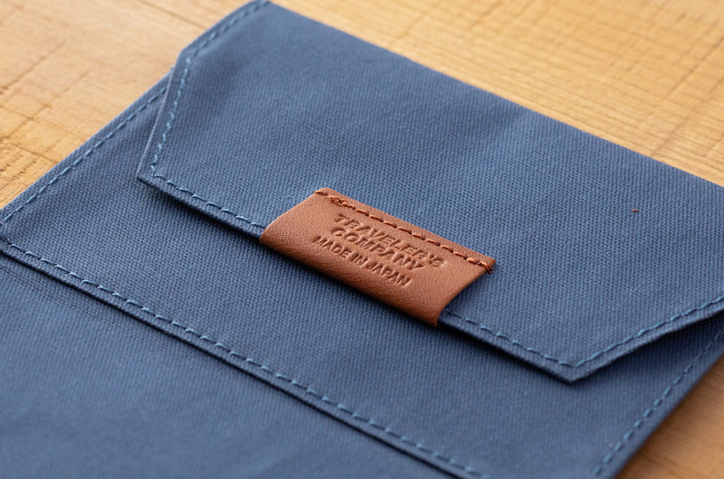 TRAVELER'S COMPANY - Baumwoll-Reissverschlusstasche blau in Reisepassgrösse Handmade in Japan