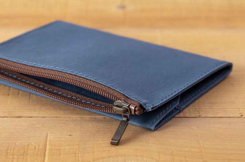TRAVELER'S COMPANY - Baumwoll-Reissverschlusstasche blau in Reisepassgrösse Handmade in Japan