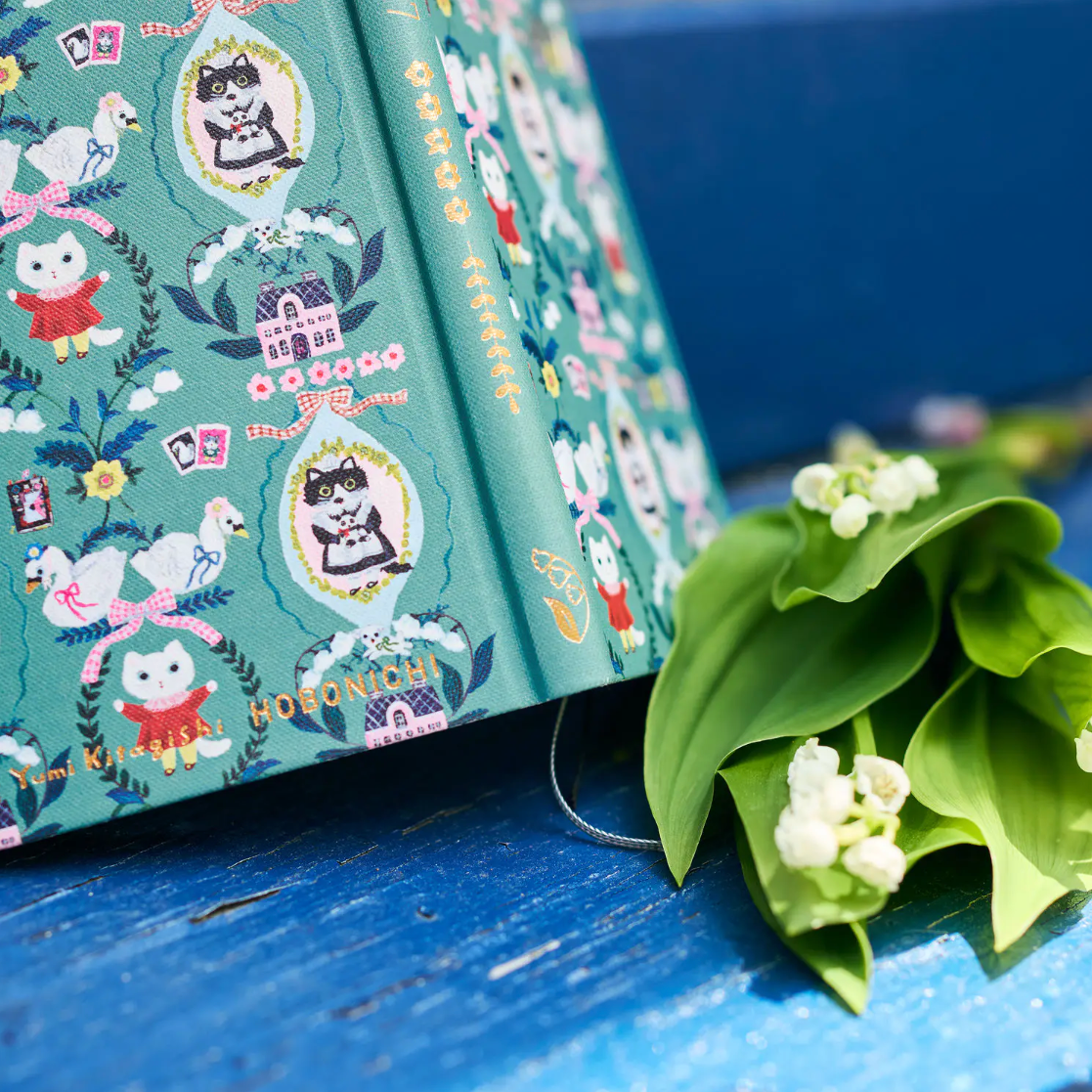 Weeks 2027 englisch – Yumi Kitagishi: White Cat Wallpaper | Hobonichi