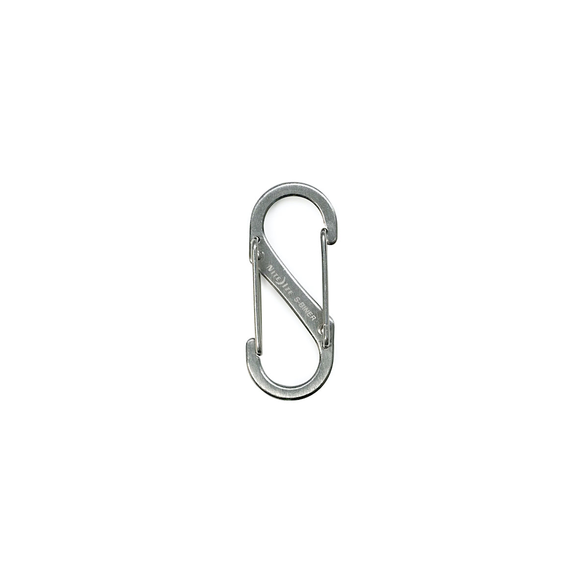 Silberfarbener S-Biner Mini-Doppelkarabiner von Nite Ize aus Edelstahl mit zwei Federverschlüssen.