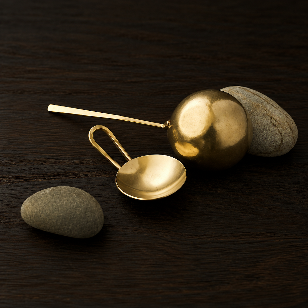 Handgefertigtes Teemass aus massivem Messing von Lue Brass, Modell #005, mit individueller Oberfläche, hergestellt in Japan