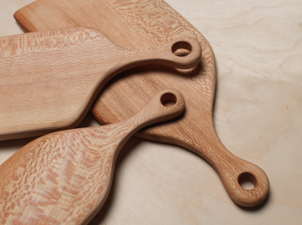 Servierbrett mit Griff aus Plantanenholz | 44 cm