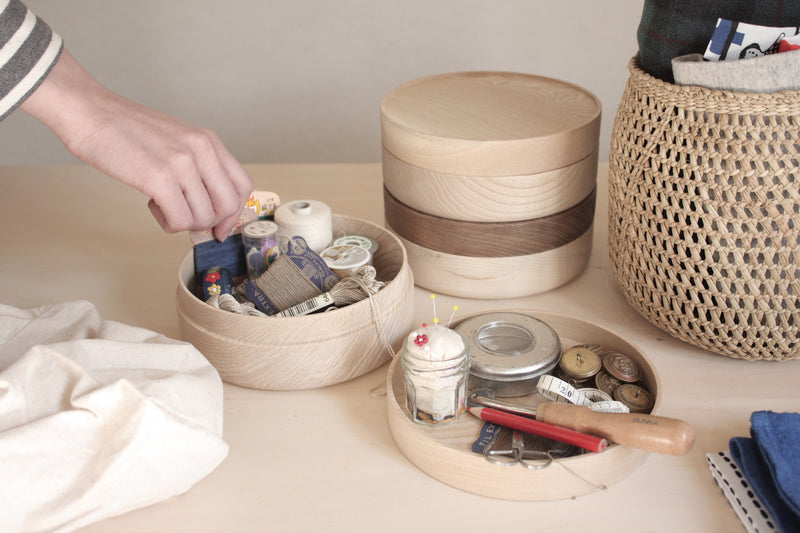 HATASHIKKI braun lackierter Container aus Castor Aralia Holz Handmade