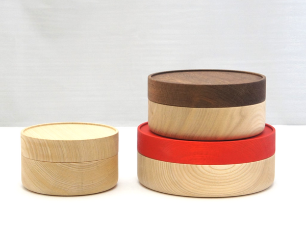 HATASHIKKI braun lackierter Container aus Castor Aralia Holz Handmade