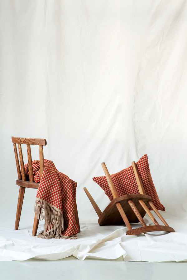 RØROS TWEED - Lammwollkissen Rot-Beige Isak 60 x 60 cm | Made in Norwegen