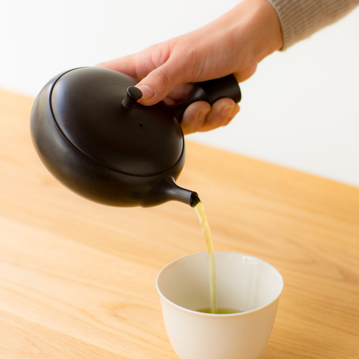 Teekanne Tokoname unglasierter schwarz | SUSUMUYA | Handmade in JapanSUSUMUYA japanische Teekanne aus unglasierter Tokoname-Erde Handmade