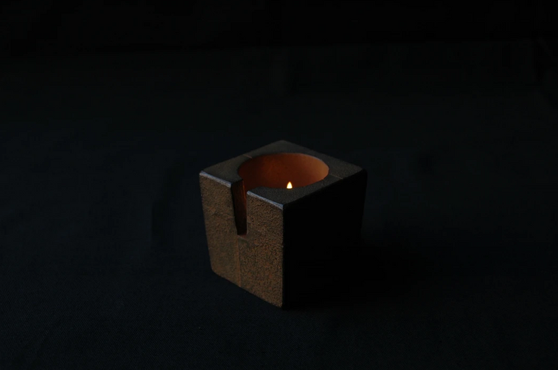 SUZUKI MORIHISA STUDIO Kerzenständer aus massivem Gusseisen Handmade