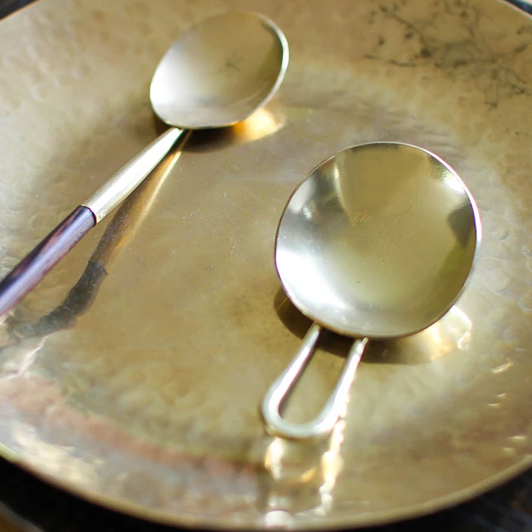 Handgefertigtes Teemass aus massivem Messing von Lue Brass, Modell #005, mit individueller Oberfläche, hergestellt in Japan